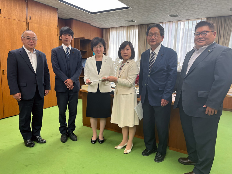 2023年5月12日、木村区長に対し「暮らし・福祉・教育など区民要望実現のための申し入れ」を行いました。
